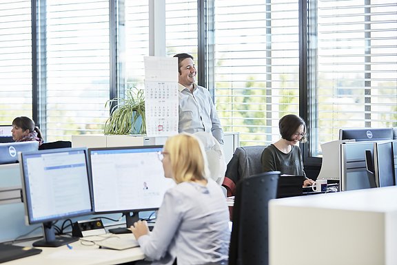 Darstellung einer Bürosituation bei mi connect Darstellung einer Bürosituation bei mi connect