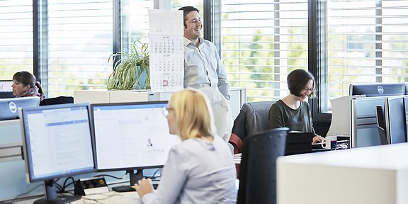 Darstellung einer Bürosituation bei mi connect Darstellung einer Bürosituation bei mi connect
